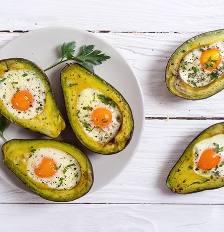 Avocat cuit avec oeufs